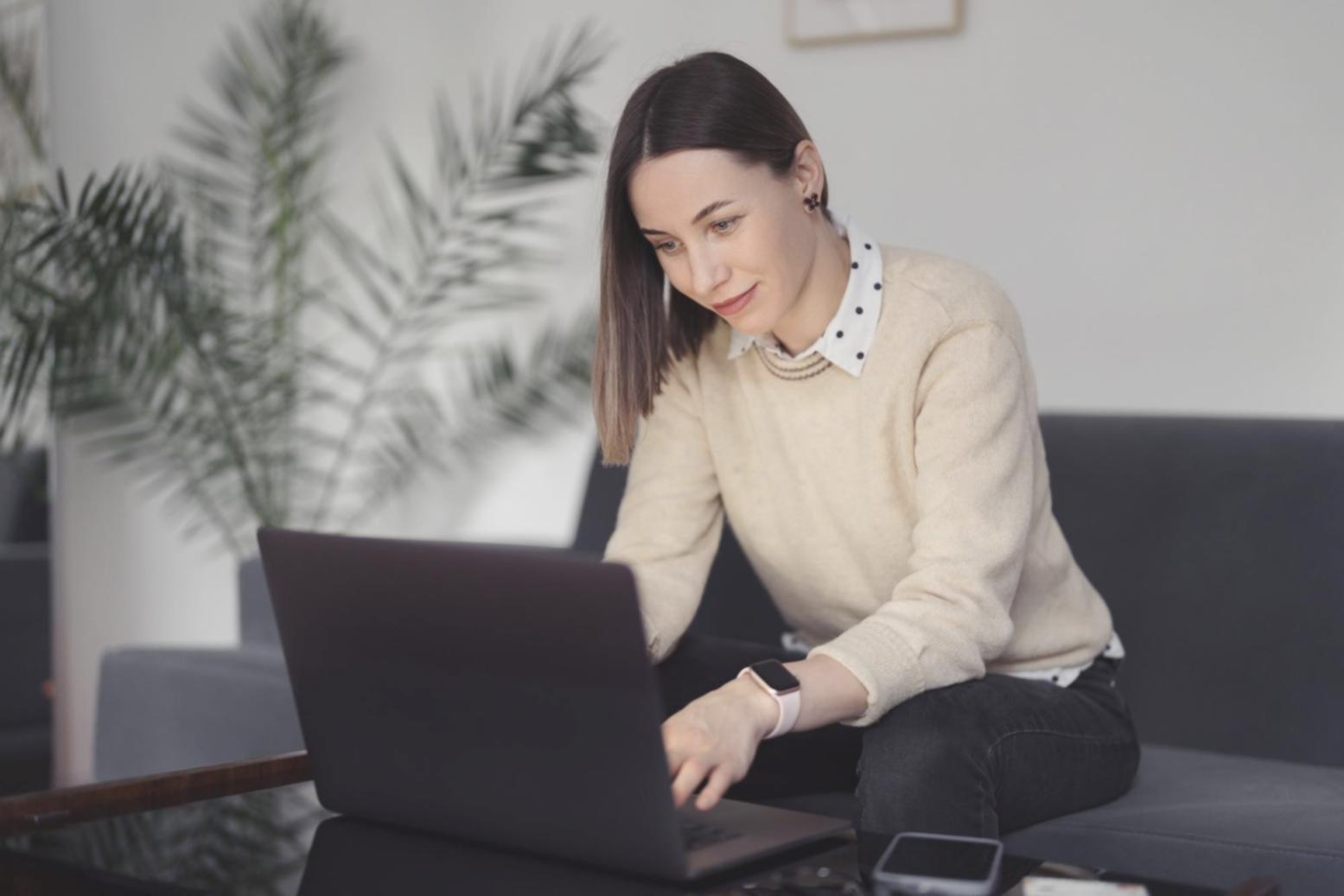 Équipe collaborative travaillant sur des solutions financières innovantes